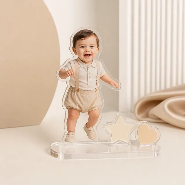Figurină foto cu bebeluș și forme decorative, realizată din plexiglas