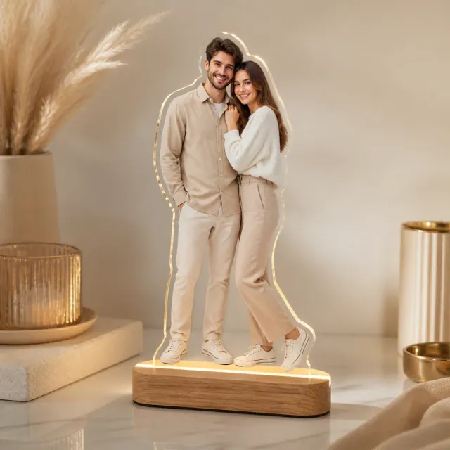 Figurină foto de cuplu din plexiglas, montată pe o bază LED din lemn
